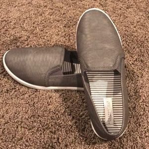 women’s flat sneaker size 8